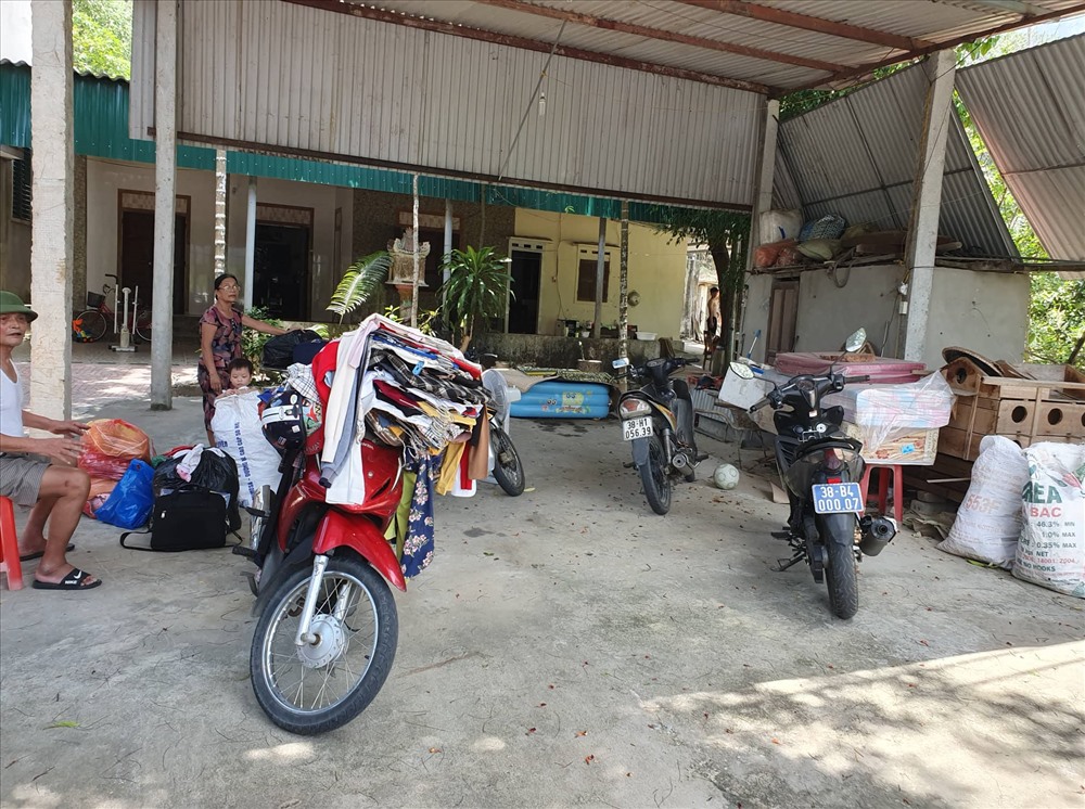 Người dân quanh khu vực phải sơ tán. Ảnh: A.Đ