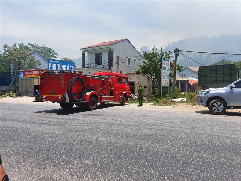 Các lực lượng được huy động để khống chế đám cháy. Ảnh: A.Đ