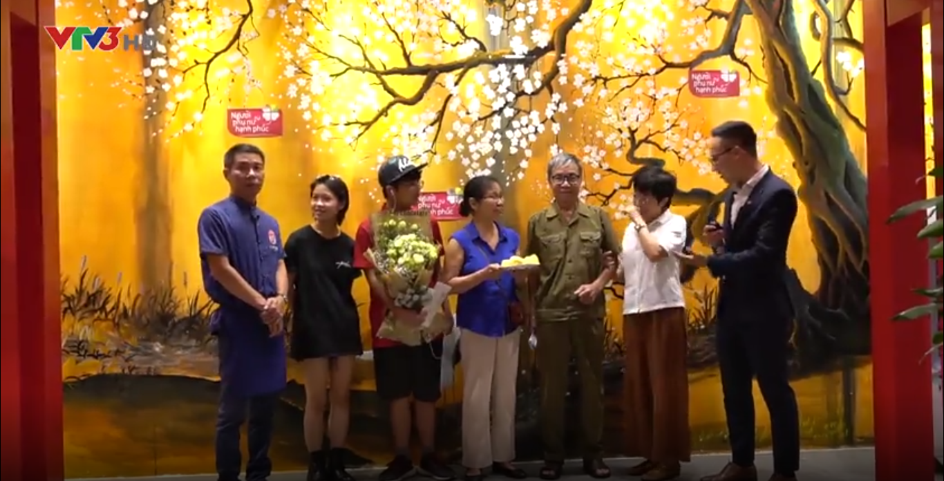 MC Thảo Vân bật khóc khi được bố mẹ chồng cũ tạo bất ngờ.