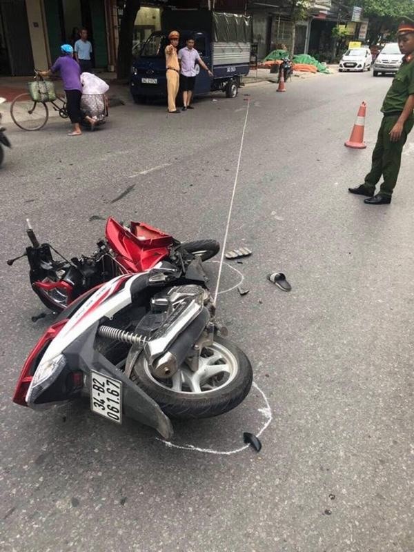 Hiện trường vụ tai nạn khiến 2 cô gái bị thương. Ảnh: Đình Quế