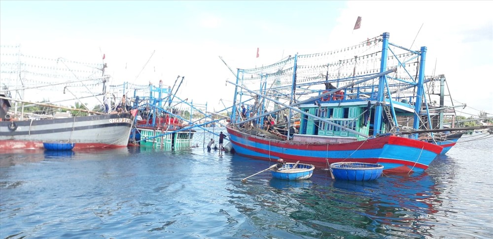 Công tác trục vớt tàu cá QNA 952.38 vẫn đang được triển khai. Ảnh: N.C