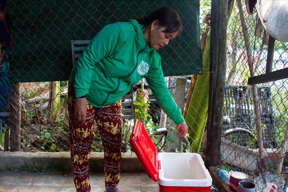 Trong giờ cao điểm người dân khu vực này khó có nước thuỷ cục để sinh hoạt. Ảnh: Thành Vân
