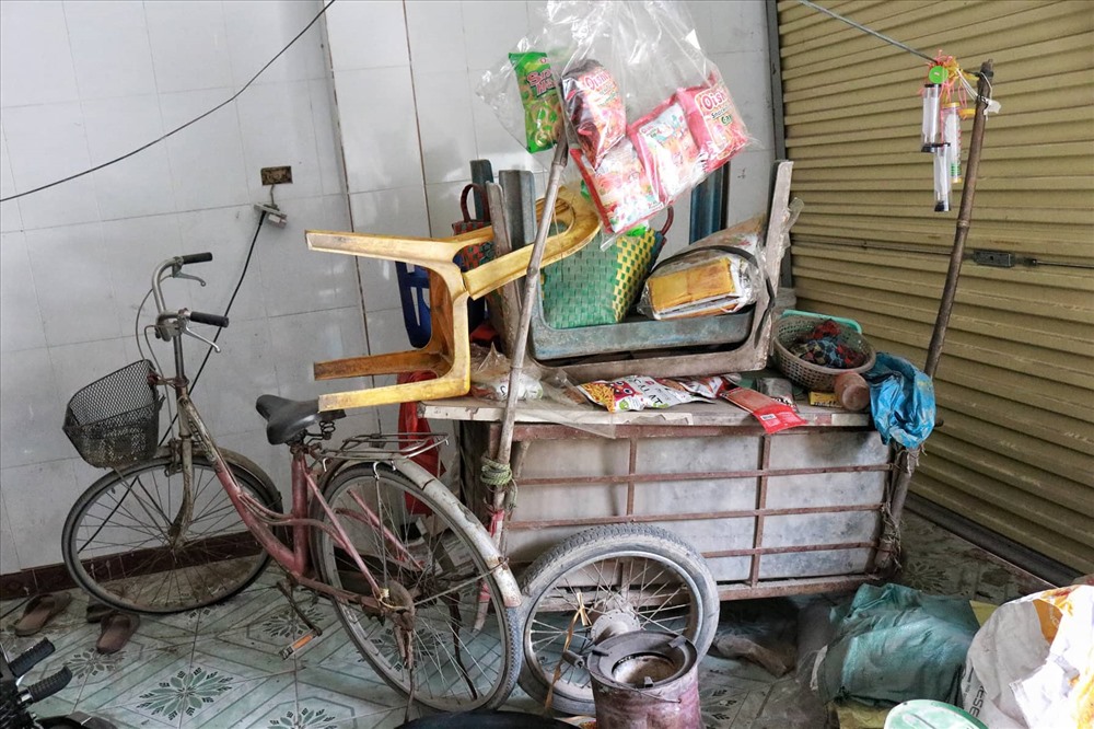 Chiếc xe hàng cũ kĩ, sơ sài bán nước và những thứ lặt vặt nhưng đã nuôi sống cả gia đình nhà bà Phúc.