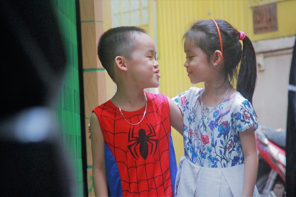 Khoảnh khắc đáng yêu, tinh nghịch, hồn nhiên của các em lúc chơi đùa với nhau. Nhìn các con cười nói, đùa vui là động lực giúp chị Thư luôn lạc quan trong cuộc sống