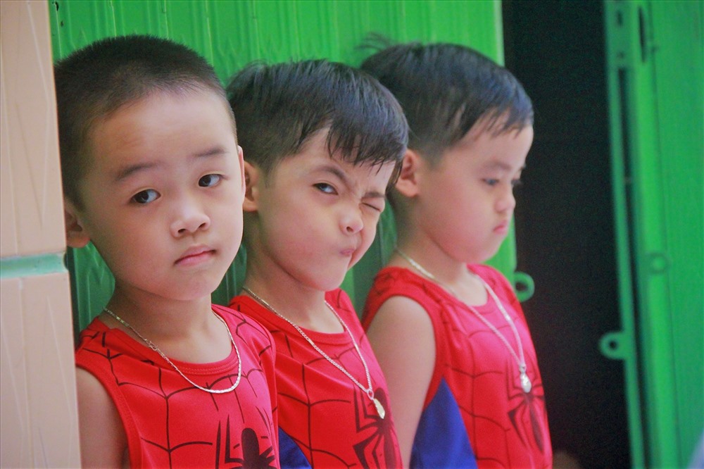 Khoảnh khắc đáng yêu, tinh nghịch, hồn nhiên của các em lúc chơi đùa với nhau. Nhìn các con cười nói, đùa vui là động lực giúp chị Thư luôn lạc quan trong cuộc sống