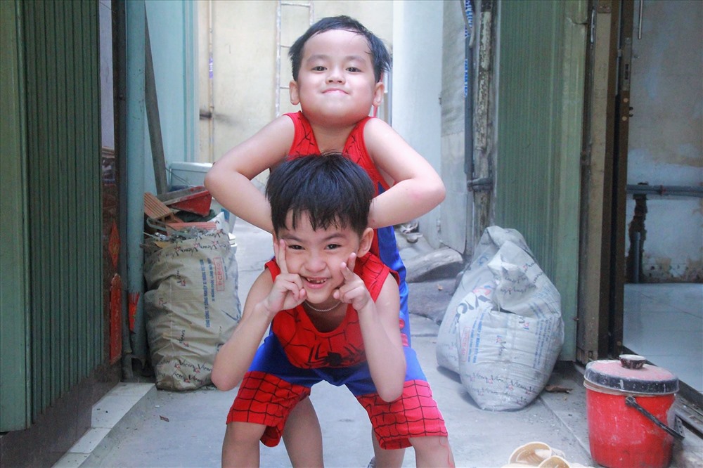 Khoảnh khắc đáng yêu, tinh nghịch, hồn nhiên của các em lúc chơi đùa với nhau. Nhìn các con cười nói, đùa vui là động lực giúp chị Thư luôn lạc quan trong cuộc sống