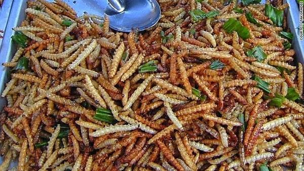 tre sẽ được chiên giòn ăn kèm lá thơm để tăng thêm hương vị