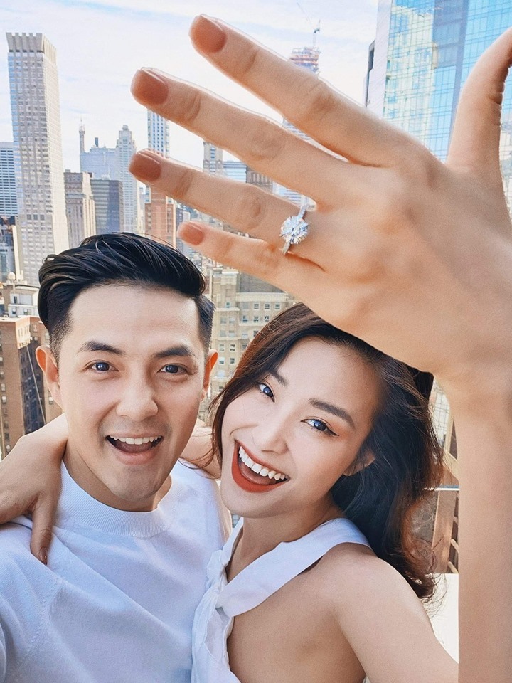 Hình ảnh rạng rỡ của Đông Nhi khi nhận lời cầu hôn từ bạn trai 10 năm. Ảnh: FBNV.