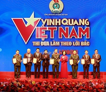 Ban tổ chức trao giải thưởng cho các cá nhân và tập thể