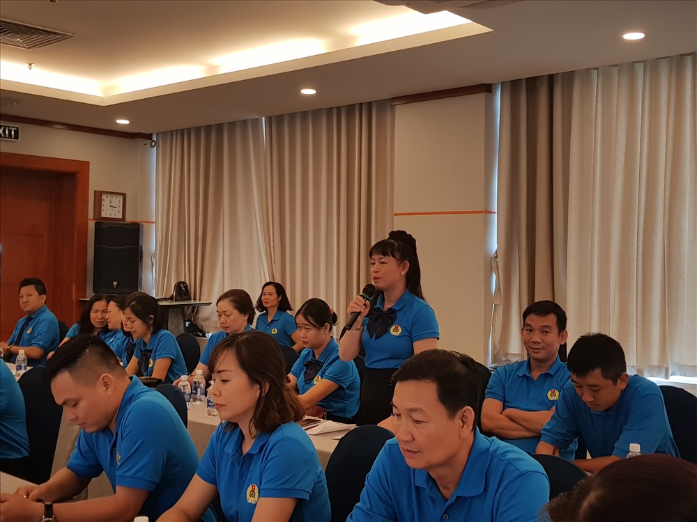 Cán bộ công đoàn cơ sở đối thoại với lãnh đạo Tổng Công ty Hàng hải Việt Nam. Ảnh: D.L