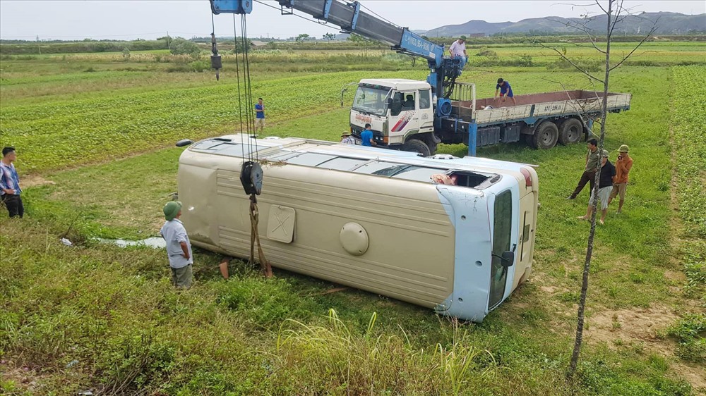 Lực lượng cứu hộ cẩu xe lên. Ảnh: CTV
