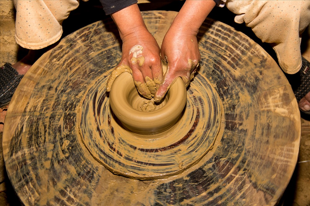 Chuốt gốm - tạo dáng. Đây nét riêng của gốm Thanh Hà  là tinh hoa và linh hồn của gốm Thanh Hà. Ảnh: Thành Vân