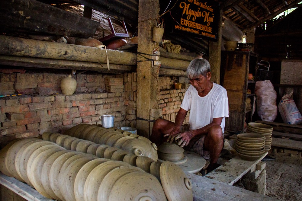 Ông Nguyễn Ngữ, đã gắng bó với nghề làm gốm hơn 50 năm. “Hiện tại gia đình tôi đang có 3 thế hệ là tôi, con gái và cháu trai đang theo nghề làm gốm của ông cha” - Ông Ngữ chia sẻ. Ảnh: Thành Vân