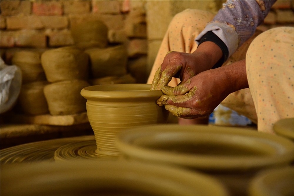 Chuốt gốm - tạo dáng. Đây nét riêng của gốm Thanh Hà là nghệ thuật làm gốm, là tinh hoa và linh hồn của gốm Thanh Hà.  Ảnh: Thành Vân