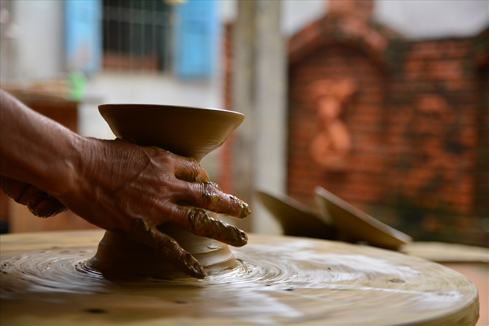 Những sản phẩm gốm được tạo hình qua bàn tay khéo léo của nghệ nhân. Tất cả là kinh nghiệm của người làm gốm, không có một khuôn thước định lượng nào. Ảnh: Thành Vân