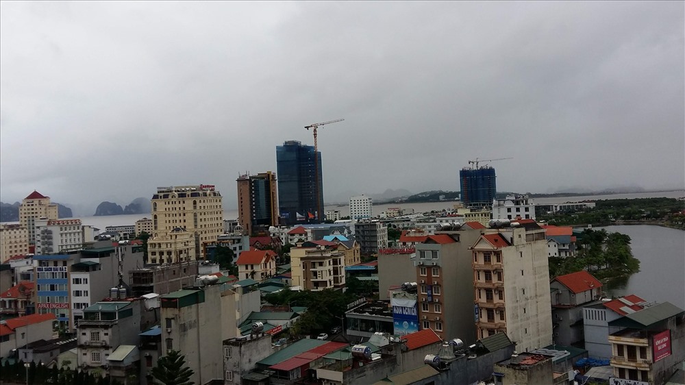 Xây dựng ở Hạ Long - nhà mặt biển cao hơn nhà phía trong. Ảnh: Nguyễn Hùng