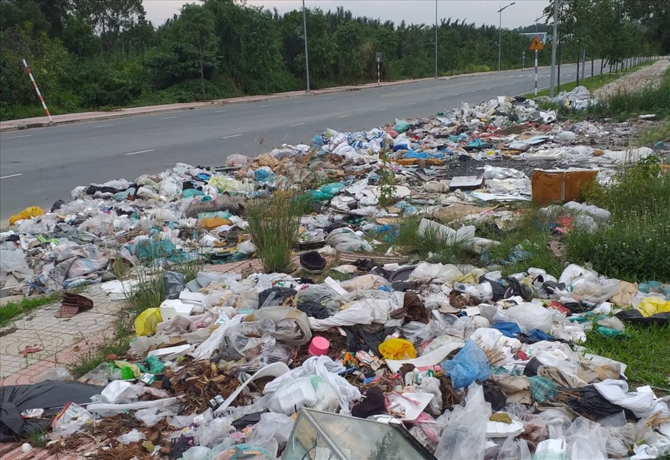 Bãi rác lớn ngập đường, tràn vỉa hè gây ô nhiễm không được thu dọn - Ảnh: Nguyễn Long Bãi rác lớn ngập đường, tràn vỉa hè gây ô nhiễm không được thu dọn - Ảnh: Nguyễn Long
