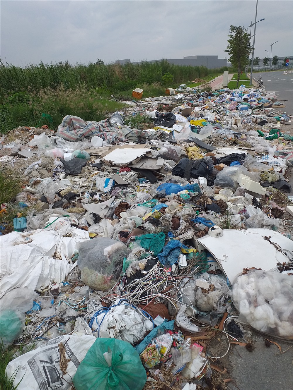 RÁC NGẬP ĐỐNG TRÊN VỈA HÈ.
