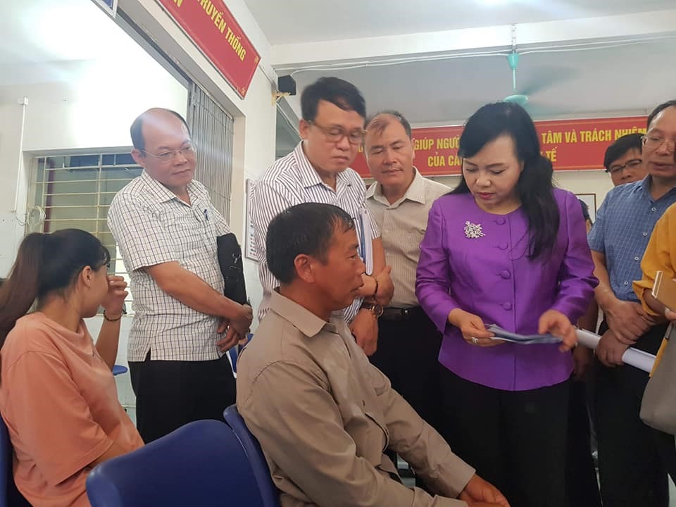 Bộ trưởng Kim Tiến thăm hỏi người bệnh. Ảnh: BYT