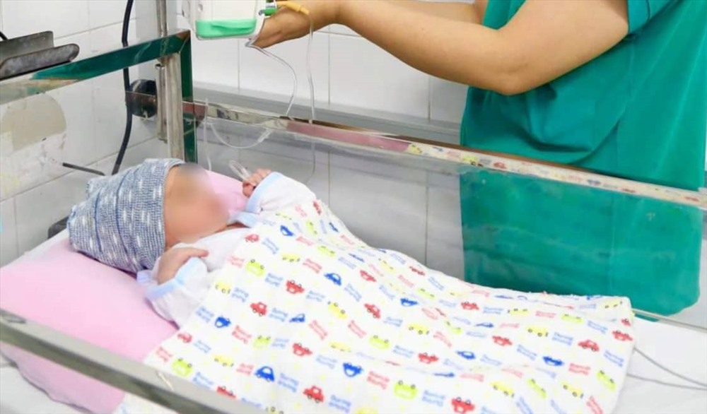 Sau khi được các bác sĩ phẫu thuật, thai nhi trên đã qua cơn nguy kịch. Ảnh: P.V