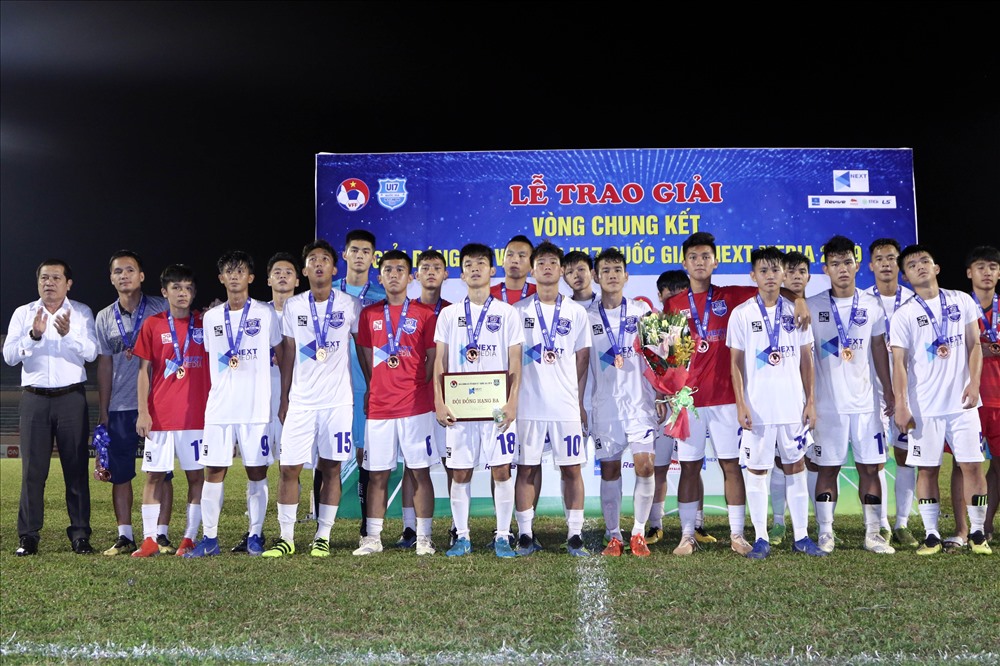 U17 HAGL nhận hàng Ba chung cuộc. Ảnh: Hữu Phạm