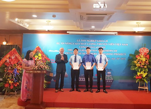 Đại diện ban quản lý trao chứng chỉ cho học viên. Ảnh: H.H