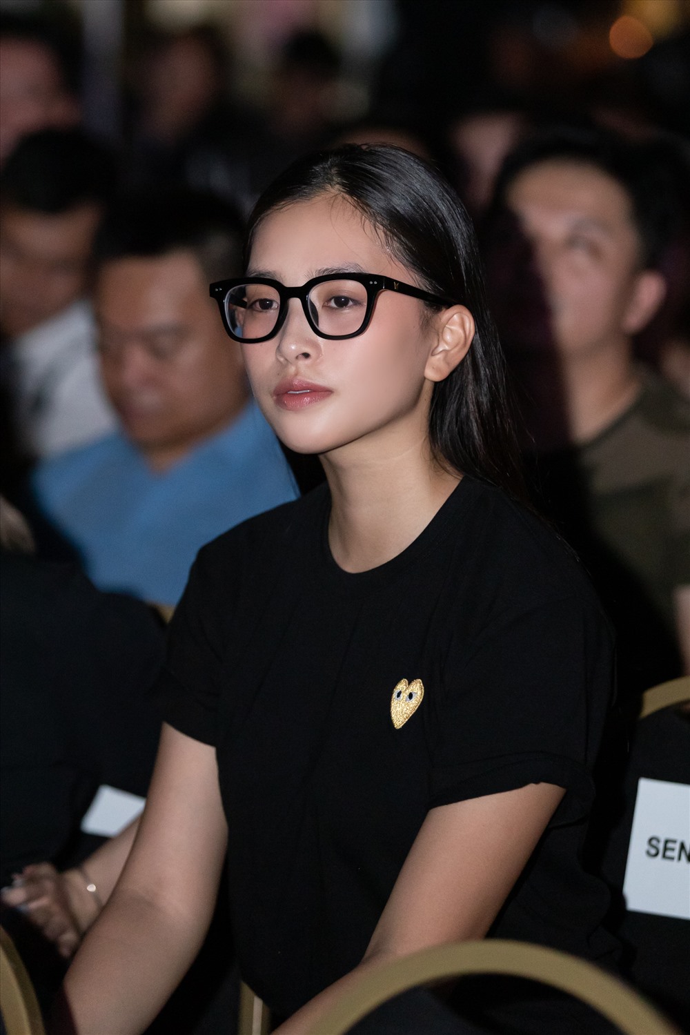 Đặc biệt, là sự xuất hiện âm thầm của hoa hậu Tiểu Vy, không make up, không áo quần lộng lẫy, nàng hậu lặng lẽ ngồi sau hàng ghế khán giả theo dõi và cỗ vũ cho các thí sinh. Ảnh: MWVN.
