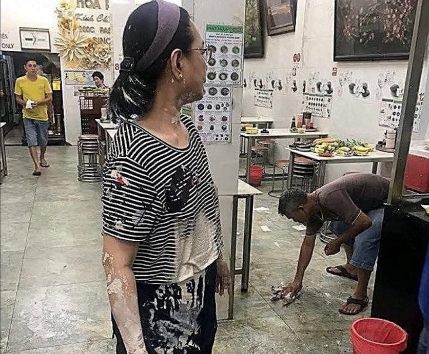 Khách ăn phở bị ném sơn trúng người. Ảnh: TL