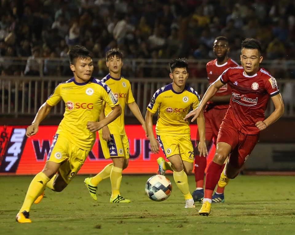 “Chung kết sớm” TP.HCM và Hà Nội hấp dẫn và kịch tính đến phút cuối, nhưng lại bị “hạt sạn” trên khán đài làm ảnh hưởng. Ảnh: TP.HCM FC