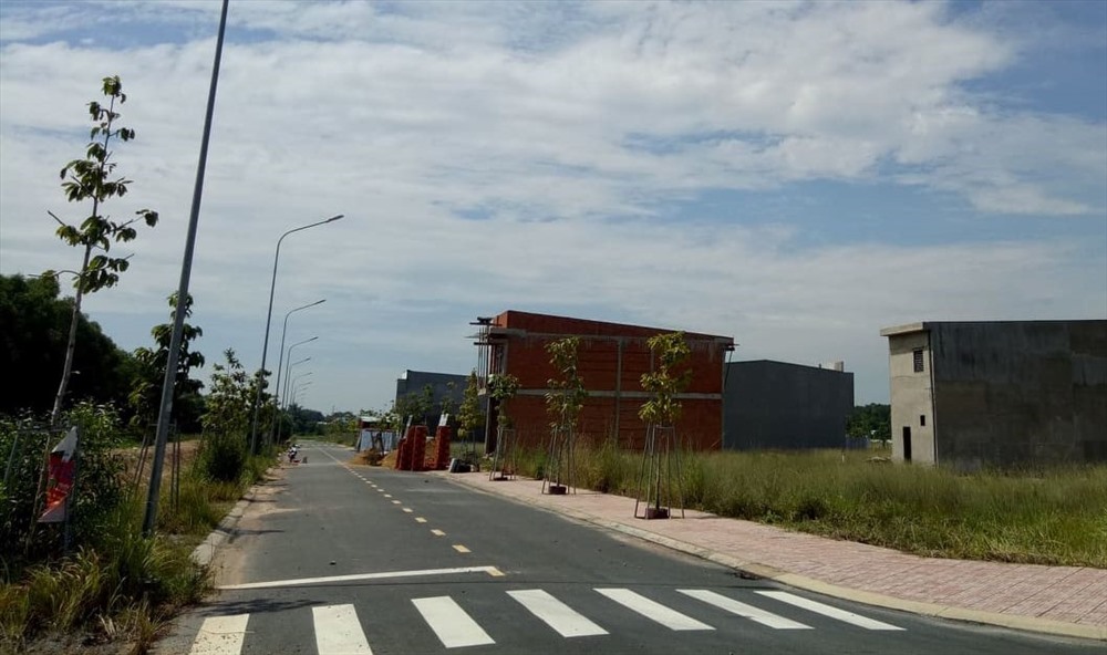 Hai công trình nhà ở đang xây dựng trên thửa đất này bị đình chỉ.