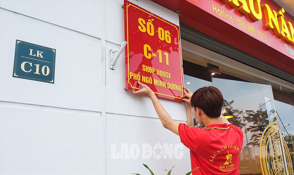 Người dân tự tháo biển đề địa chỉ nhà sau khi biết tên “Ngô Minh Dương” không phải do thành phố Hà Nội đặt. Ảnh: Phan Anh