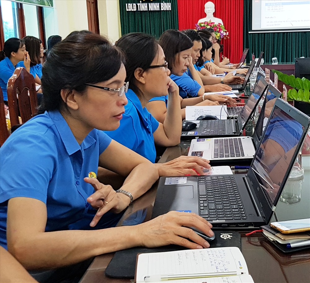 Các cán bộ công đoàn thực hành sử dụng hệ thống quản lý văn bản và điều hành VNPT - ioffi. Ảnh: NT
