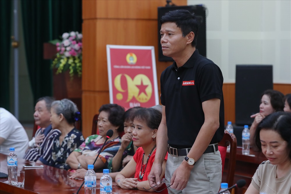 Tổng Biên tập Nguyễn Ngọc Hiển chia sẻ tại buổi gặp mặt. Ảnh: Sơn Tùng.