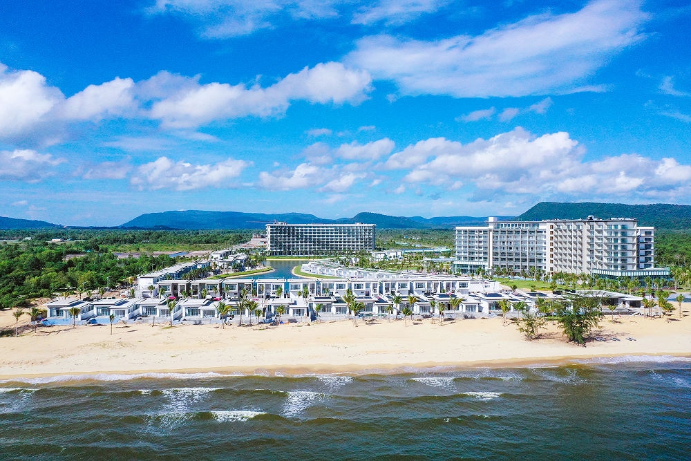Sự nỗ lực không ngừng của MIKGroup và tổng thầu đang dần đưa toàn bộ dự án Mövenpick Resort Waverly Phú Quốc đến với những mốc cuối cùng. Ảnh: MIK
