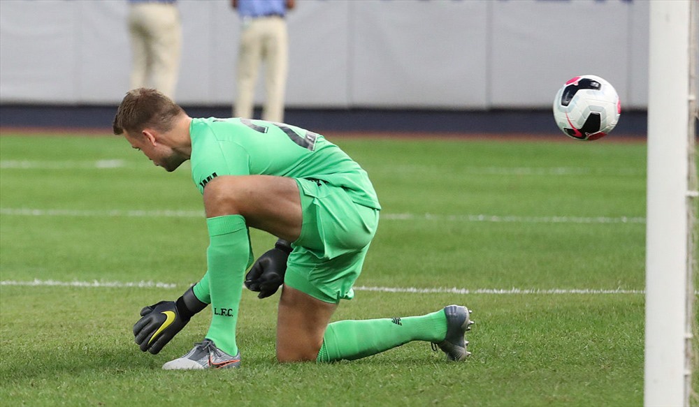 Thủ môn của Liverpool thi nhau mắc sai lầm. Ảnh: Getty.