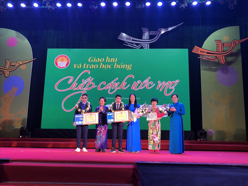 GS.TS Nguyễn Thị Doan, nguyên Phó Chủ tịch Nước, Chủ tịch T.Ư Hội Khuyến học Việt Nam (thứ hai từ trái sang) và Bí thư tỉnh uỷ Hà Nam Lê Thị Thuỷ (ngoài cùng bên phải) trao quà cho học sinh tỉnh Hà Nam đạt thành tích cao trong kỳ thi quốc tế và giáo viên có công đào tạo, hướng dẫn các em. Ảnh: P.V
