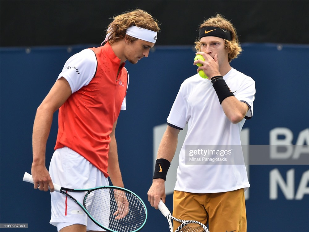 Alexander Zverev (trái) rời giải đầy thất vọng. Ảnh: Getty.