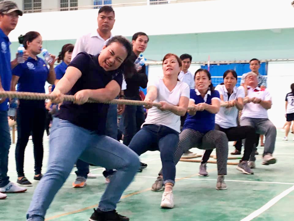 Thi đấu môn kéo co. Ảnh: LT