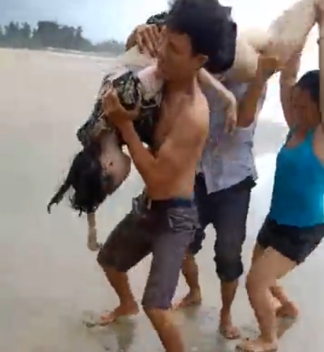 Lực lượng cứu hộ sơ cứu người bị nạn.