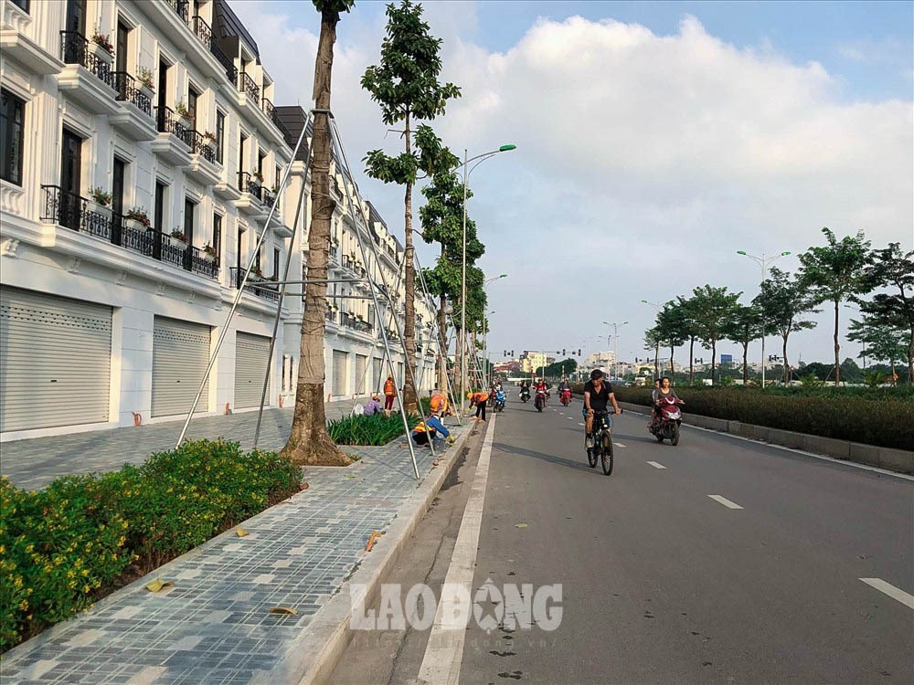 Người dân khu Ngoại giao đoàn vui mừng khi biết thông tin này. Anh Quang Huy (cư dân khu Ngoại giao đoàn) cho biết: “Cư dân chúng tôi và khu vực lân cận rất mong tuyến Nguyễn Văn Huyên kéo dài thông đường. Việc thông đường sẽ giúp tôi rút ngắn thời gian di chuyển đi làm mỗi ngày, giảm thiểu ách tắc giao thông“.