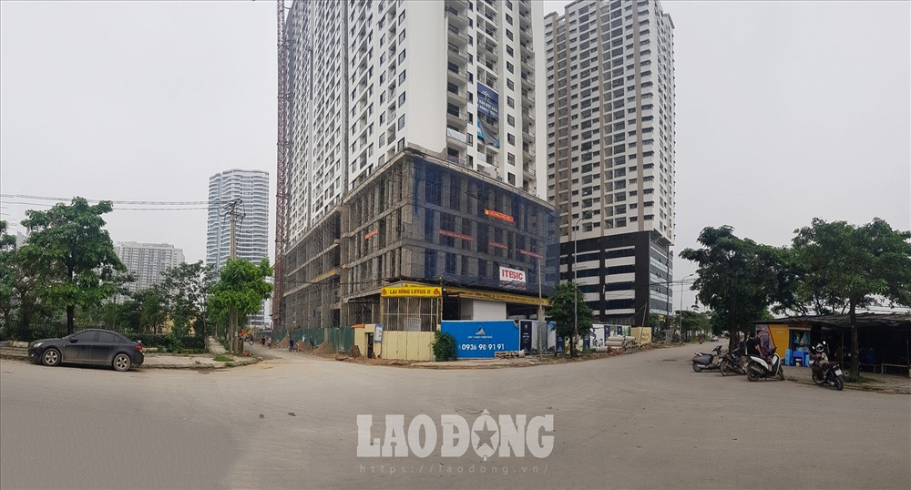 Còn lại 25 tuyến đường được đầu tư bằng nguồn vốn của chủ đầu tư gồm: 2 tuyến có mặt cắt rộng 30m và 40m; 23 tuyến cấp phân khu vực và đường nội bộ có chiều rộng mặt cắt đường 17,5m.