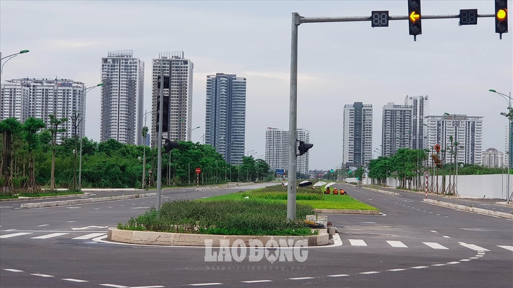 Lâu nay, người dân khu Ngoại giao đoàn cũng luôn trông ngóng thời điểm thông tuyến đường Nguyễn Văn Huyên kéo dài.