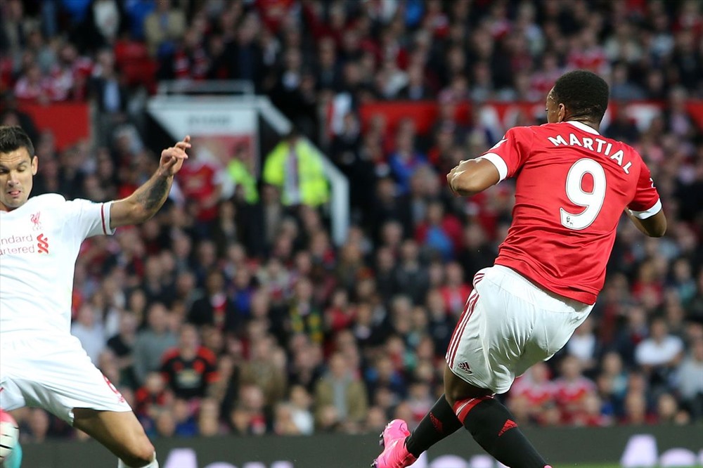 Khi mới gia nhập M.U từ AS Monaco dưới thời HLV Van Gaal, Martial được trao áo số 9 và có bàn thắng ra mắt vào lưới Liverpool. Ảnh: Getty.