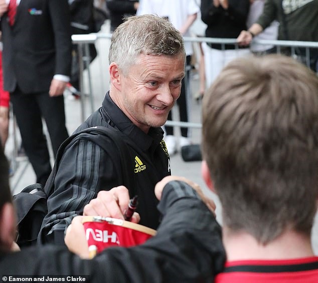 Solskjaer với áp lực rất lớn trong trận Super Sunday trên sân nhà. Ảnh: Daily Mail.
