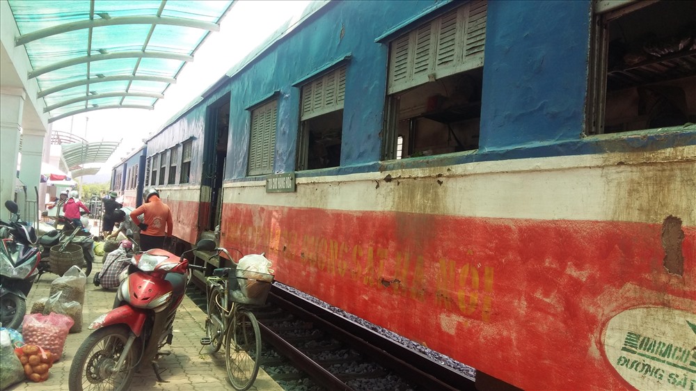Những toa tàu này đã được đưa vào sử dụng trên tuyến đường sắt này từ năm 1965. Ảnh: Nguyễn Hùng