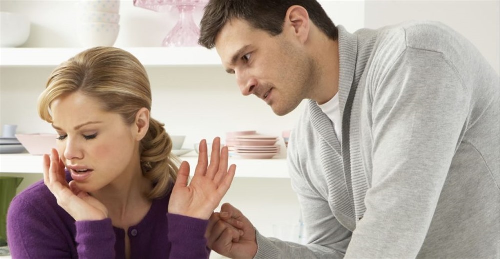 Đôi mắt của người chồng thể hiện được tình yêu đối với vợ và gia đình.