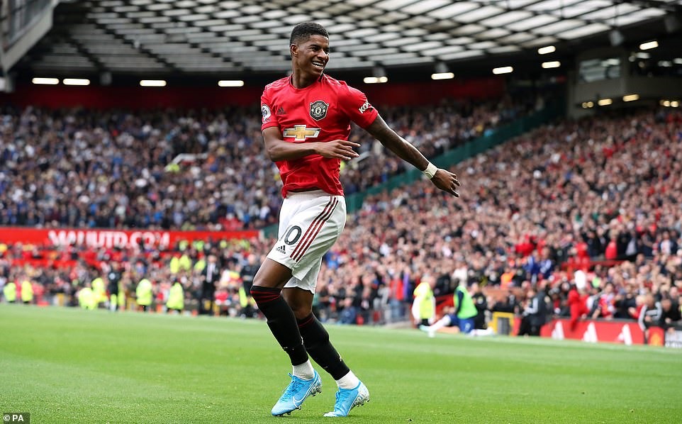 Rashford ghi dấu ấn với cú đúp bàn thắng vào lưới Kepa. Ảnh: PA.