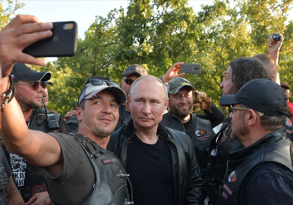 Tổng thống Nga Vladimir Putin (bên phải) lái mô tô dẫn đầu đoàn cùng với người đứng đầu câu lạc bộ mô tô “Nigh Wolves” Alexander Zaldostanov gần Sevastopol, Crimea. Ảnh: AP.