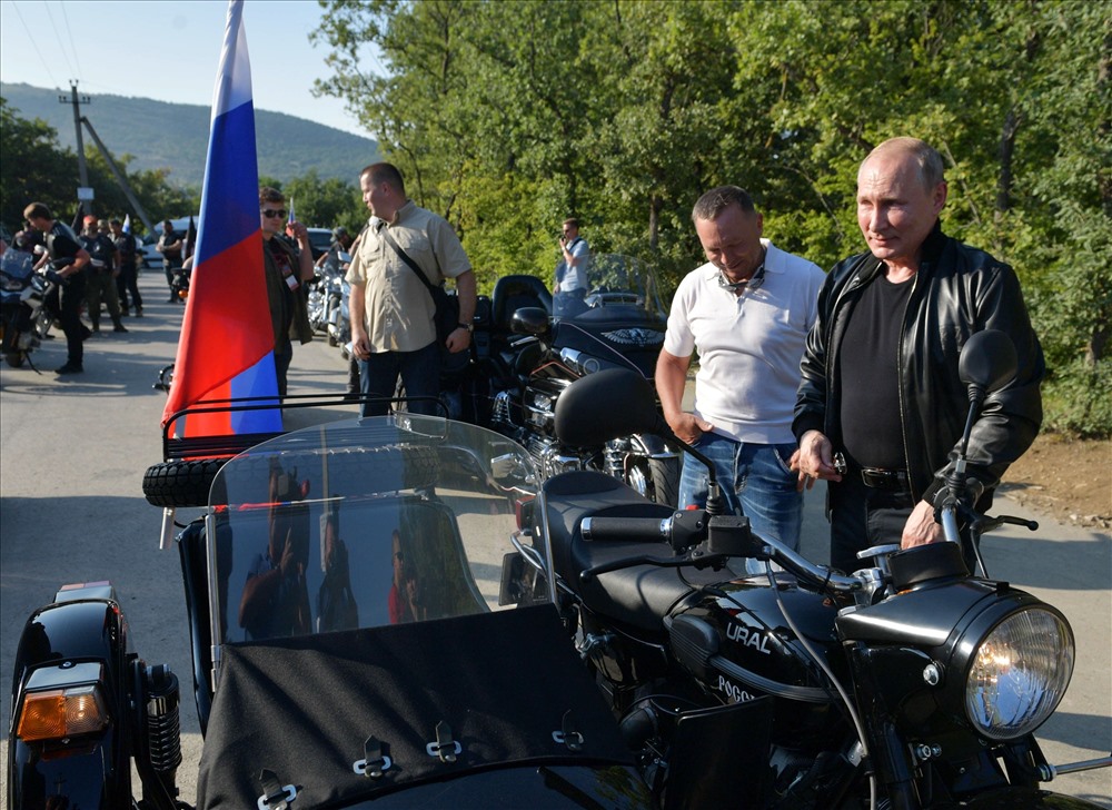 Tổng thống Nga Vladimir Putin (bên phải) lái mô tô dẫn đầu đoàn cùng với người đứng đầu câu lạc bộ mô tô “Nigh Wolves” Alexander Zaldostanov gần Sevastopol, Crimea. Ảnh: AP.