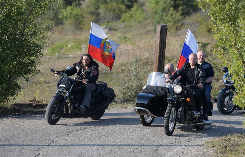 Tổng thống Nga Vladimir Putin (bên phải) lái mô tô dẫn đầu đoàn cùng với người đứng đầu câu lạc bộ mô tô “Nigh Wolves” Alexander Zaldostanov gần Sevastopol, Crimea. Ảnh: AP.